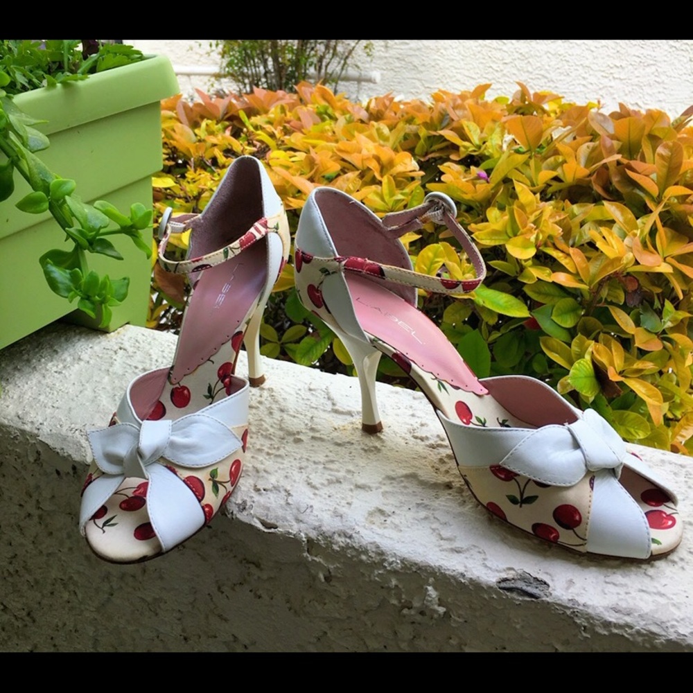 🍒 cherry print and white peep toe heels